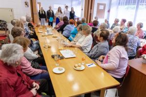 Studenti oslavili Den matek s babičkami v Klubu seniorů